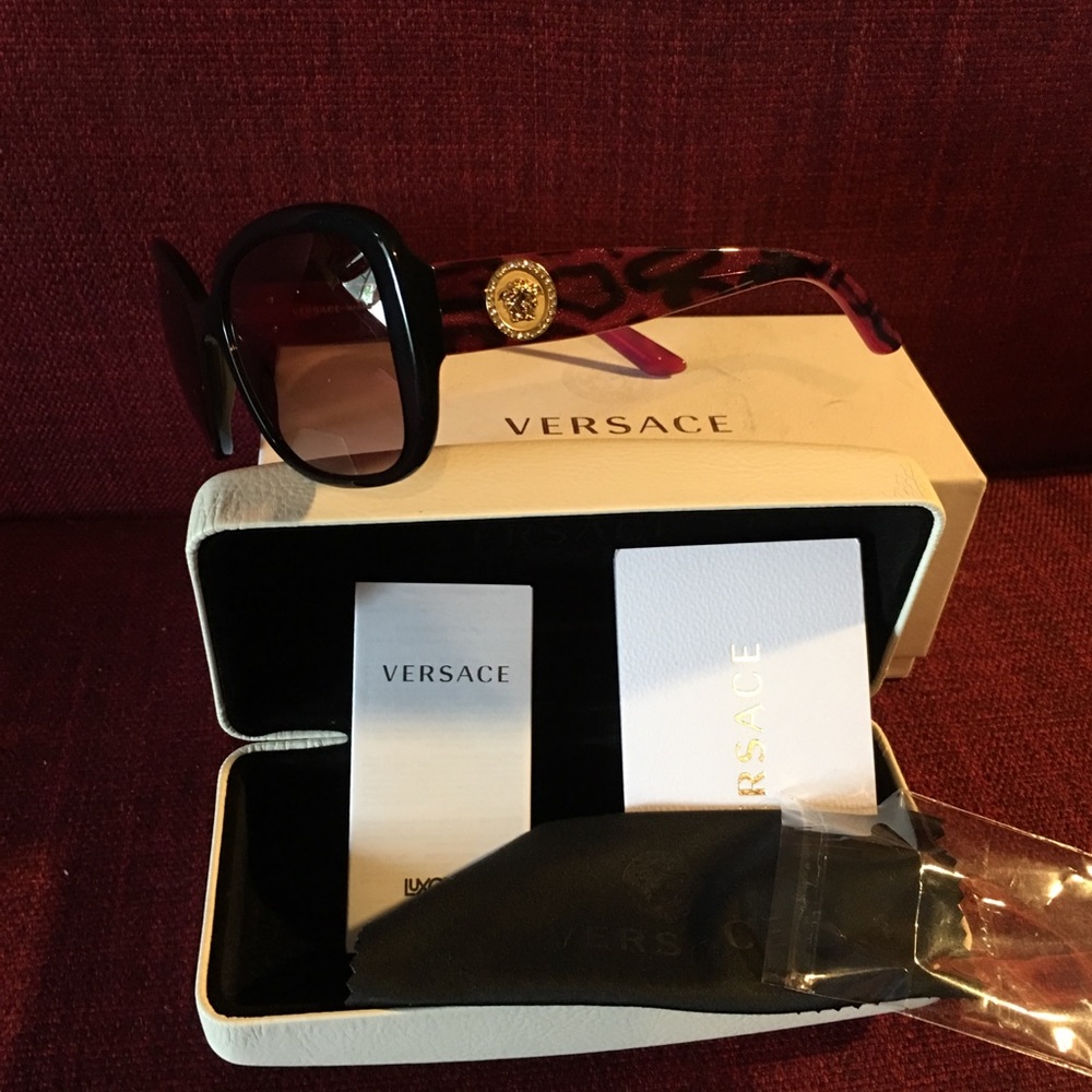 😎 Versace 💯 authentic Women sunglases